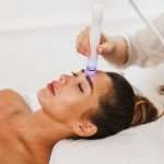 beauty therapist performing hydrafacial procedure on woman aesthetic medical spa treatment McLean VA En Santé Med