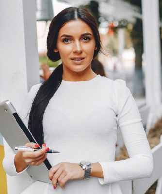 elegant businesswoman summer city scaled e1767721022691 aesthetic medical spa treatment McLean VA En Santé Med