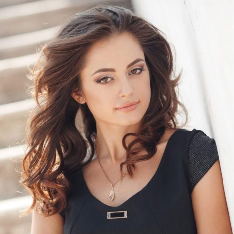 pretty young woman portrait outdoor scaled e1767670935113 aesthetic medical spa treatment McLean VA En Santé Med